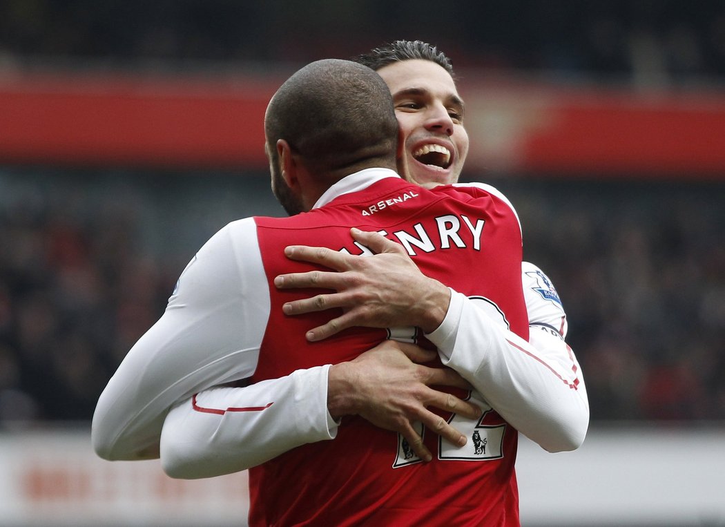 Kapitán Arsenalu Robin van Persie se zdraví se spoluhráčem Thierry Henrym