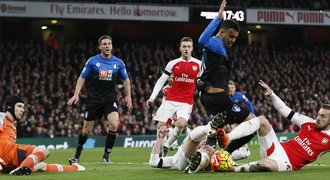 SESTŘIHY: Arsenal vede Premier League, United hráli s Chelsea 0:0