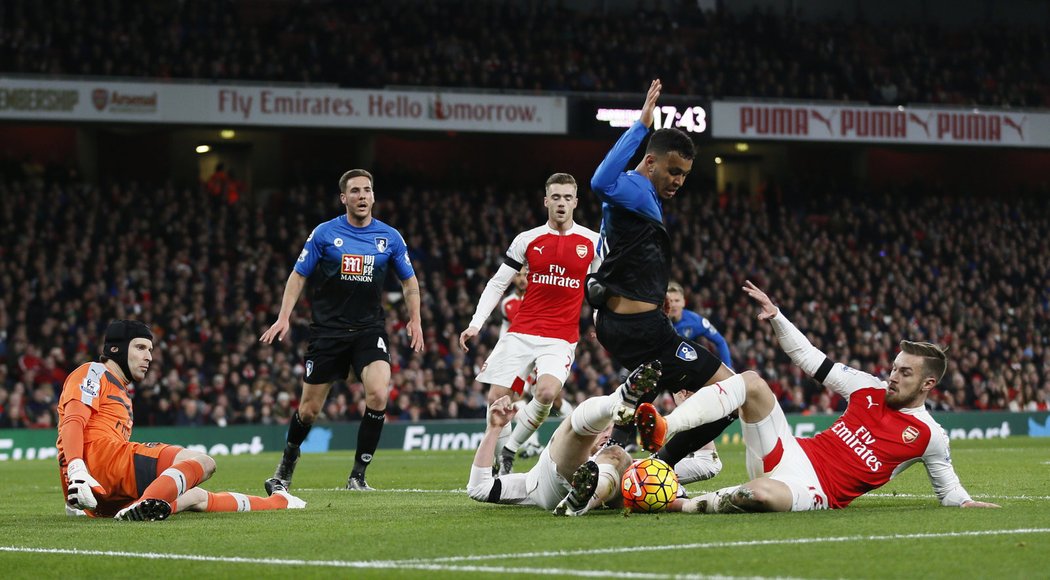 Český gólman Petr Čech si připsal v první půli jeden úspěšný zákrok, neinkasoval a živil naději na rekord v Premier League v počtu vychytaných nul.