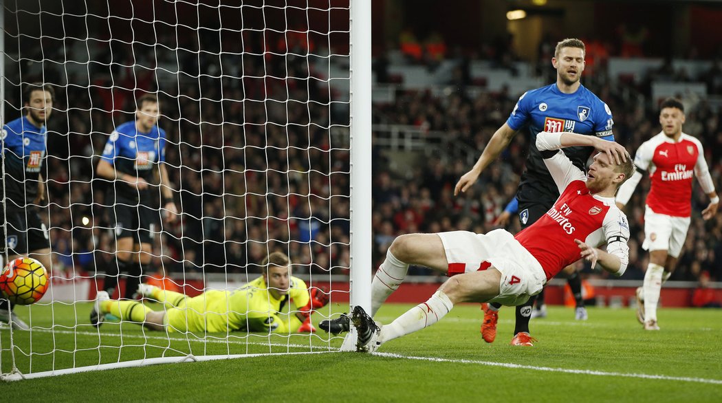 To byla šance. Arsenal potvrzoval proti Bournemouthu v utkání Premier League roli favorita. V poločase vedl 1:0.