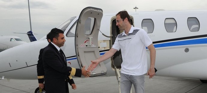Petr Čech přiletěl soukromým letadlem podepsat v létě smlouvu s Arsenalem