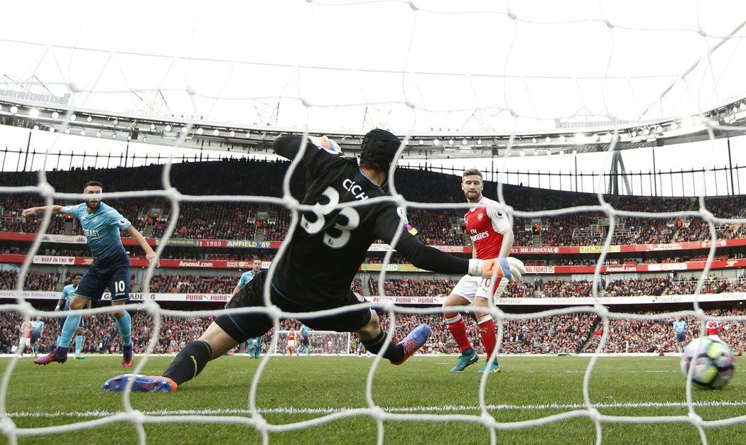 Petr Čech v brance Arsenalu během zápasu se Swansea