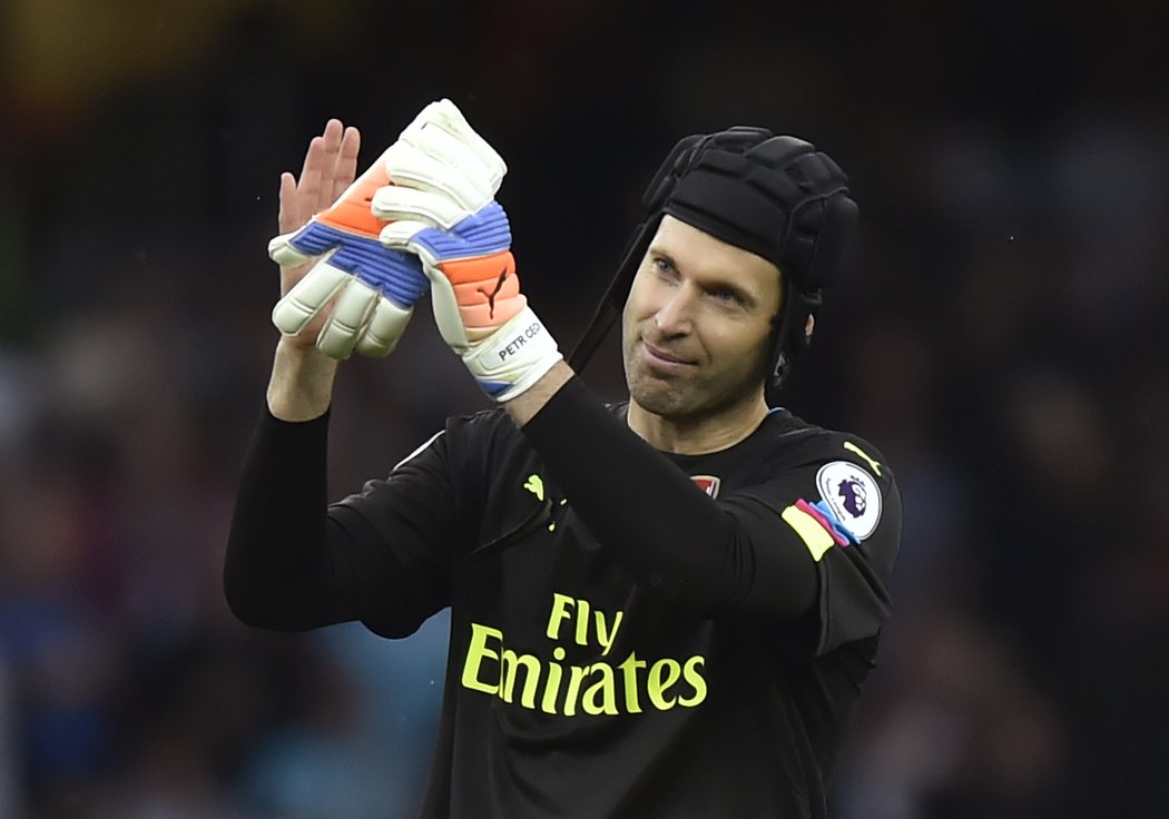 Petr Čech děkuje fanouškům za podporu v utkání Arsenalu se Swansea