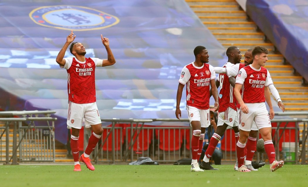 Fotbalisté Arsenalu díky dvěma gólům Pierra-Emericka Aubameyanga porazili ve finále FA Cupu Chelsea 2:1