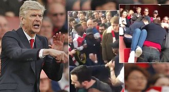 Občanská válka v Arsenalu! Fanoušci se perou, Wenger je chválí