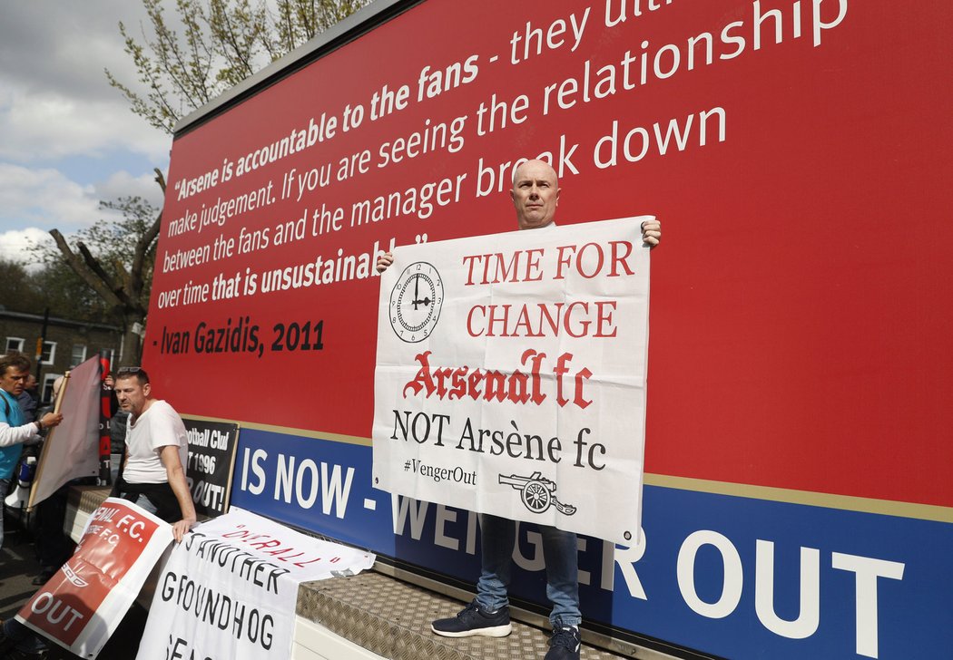 Velká část fanoušků Arsenalu požaduje odchod trenéra Wengera