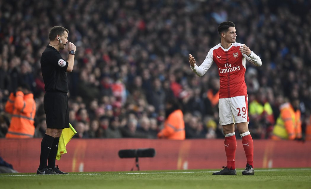 Granit Xhaka z Arsenalu nemohl uvěřit svým očím, když viděl červenou kartu v zápase s Burnley