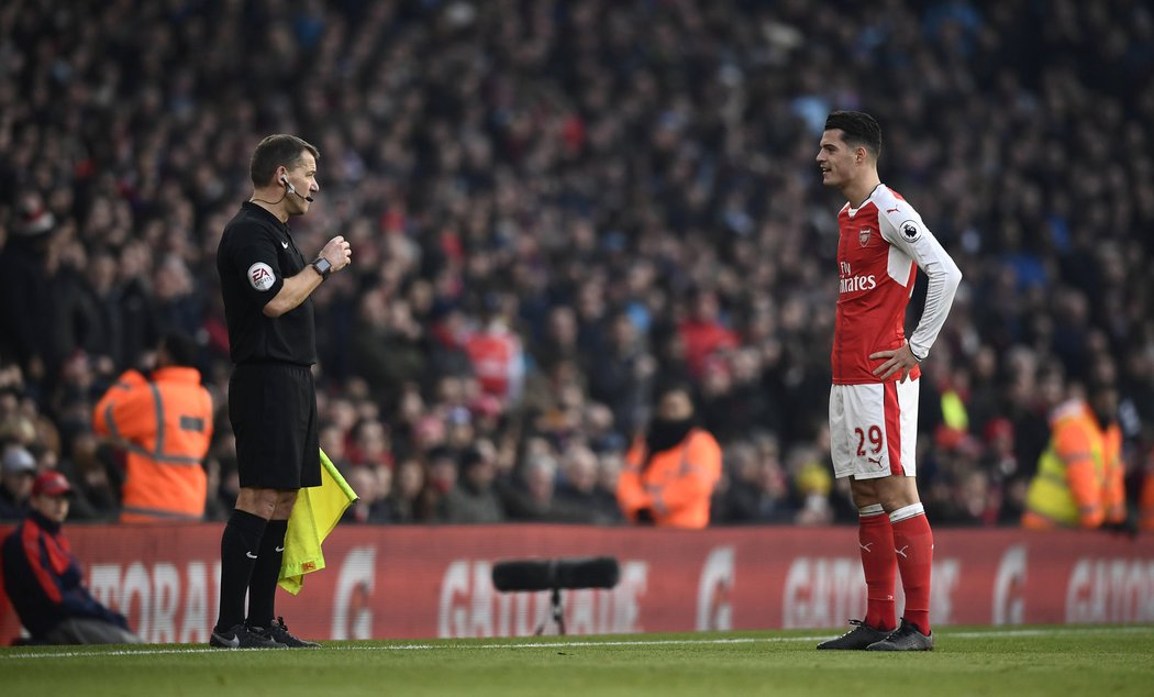 Švýcar Xhaka tváří v tvář rozhodčímu po vyloučení v zápase s Burnley