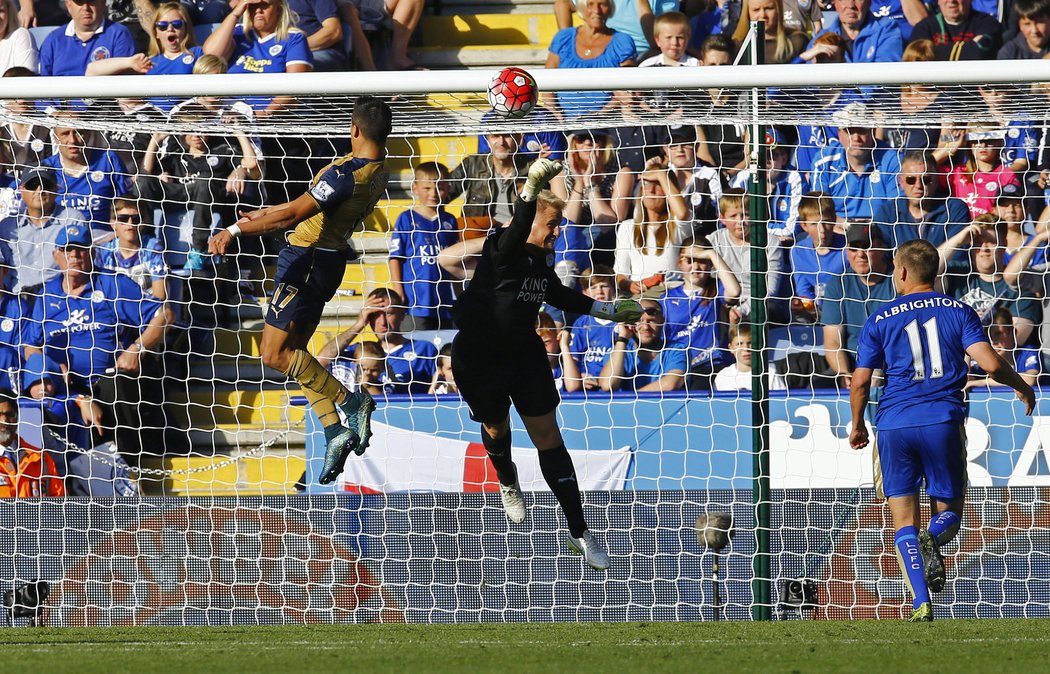 Alexis Sánchez zaznamenal na hřišti Leicesteru hattrick a Arsenal vyhrál 5:2