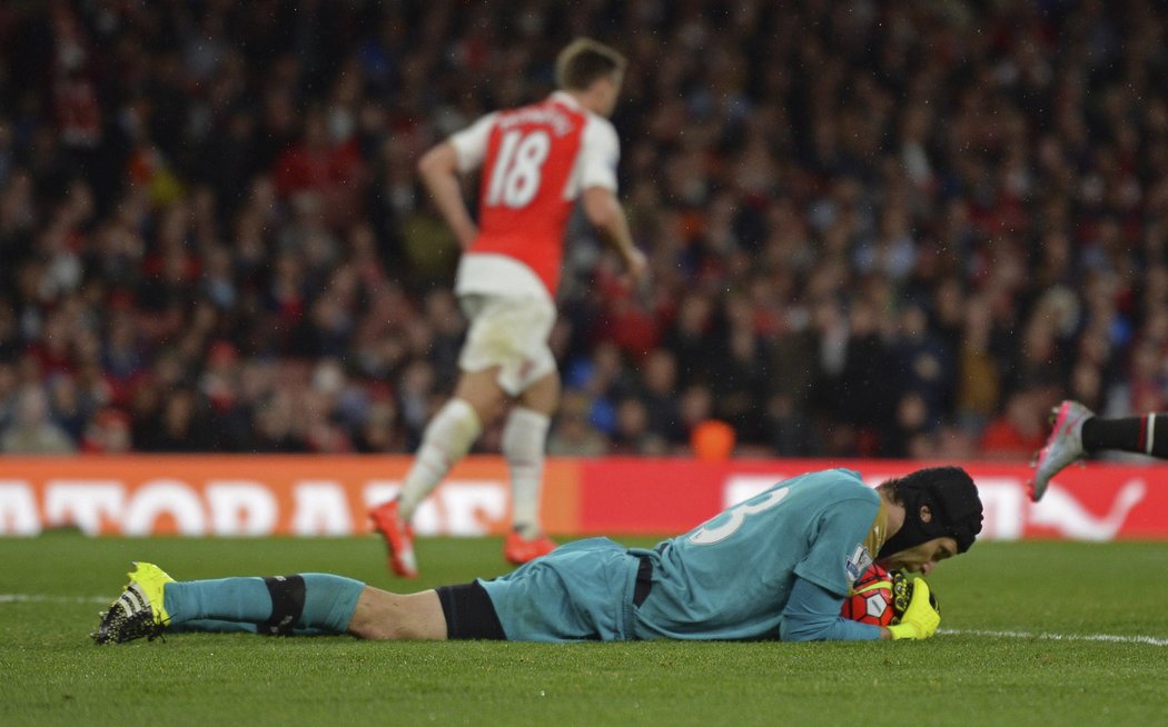 Petr Čech po jednom ze zákroků v utkání s Liverpoolem