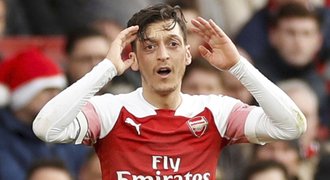 Özilova situace se komplikuje. Prodá jej Arsenal, aby měl na posily?