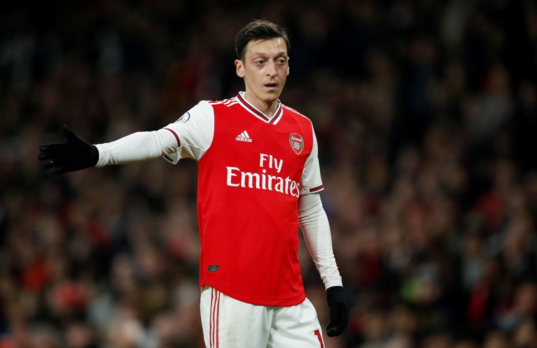 Nejlépe placený hráč Arsenalu Mesut Özil zatím na snížení platu nepřistoupil