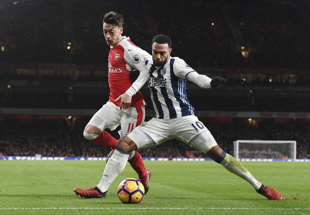 Německý záložník Mesut Özil oznámil, jaké podmínky musí Arsenal splnit, aby v klubu prodloužil smlouvu.