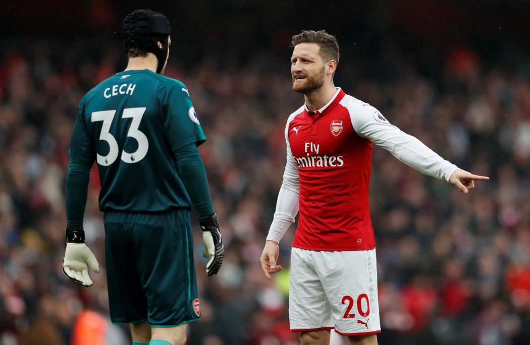 Petr Čech diskutuje se spoluhráčem Shkodranem Mustafim v londýském derby Arsenalu s Tottenhamem