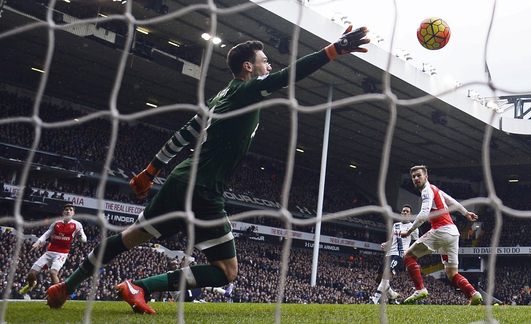 Gólman Tottenhamu se sápe po míči marně. Patička Aarona Ramseyho končí v síti.