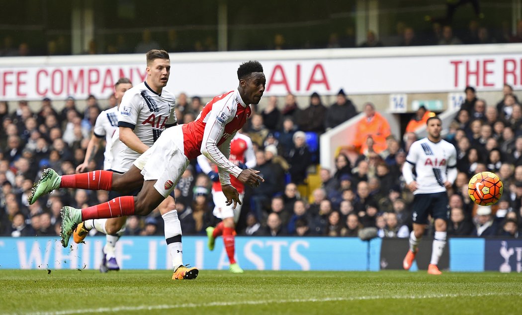 Danny Welbeck v dresu Arsenalu zakončuje akci v derby s Tottenhamem v Premier League.