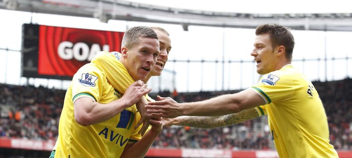 Hráči Norwiche se radují z branky do sítě Arsenalu