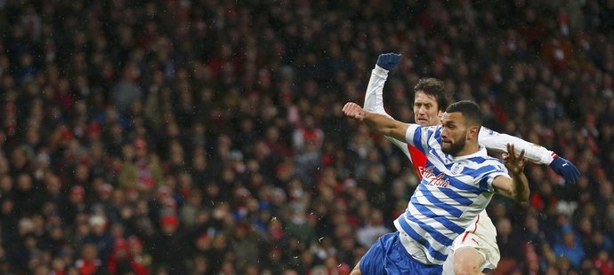 Český záložník Tomáš Rosický střílí vítězný gól Arsenalu v derby s QPR.