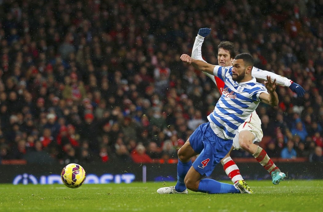 Český záložník Tomáš Rosický střílí vítězný gól Arsenalu v derby s QPR.