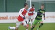 Český záložník Tomáš Rosický v utkání juniorek Arsenalu a Swansea