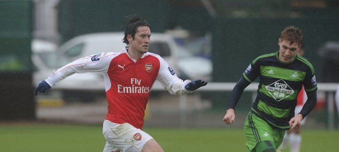 Tomáš Rosický zvládl v utkání juniorky proti Swansea pouze poločas, teď už je na lavičce áčka pro zápas s Burnley.
