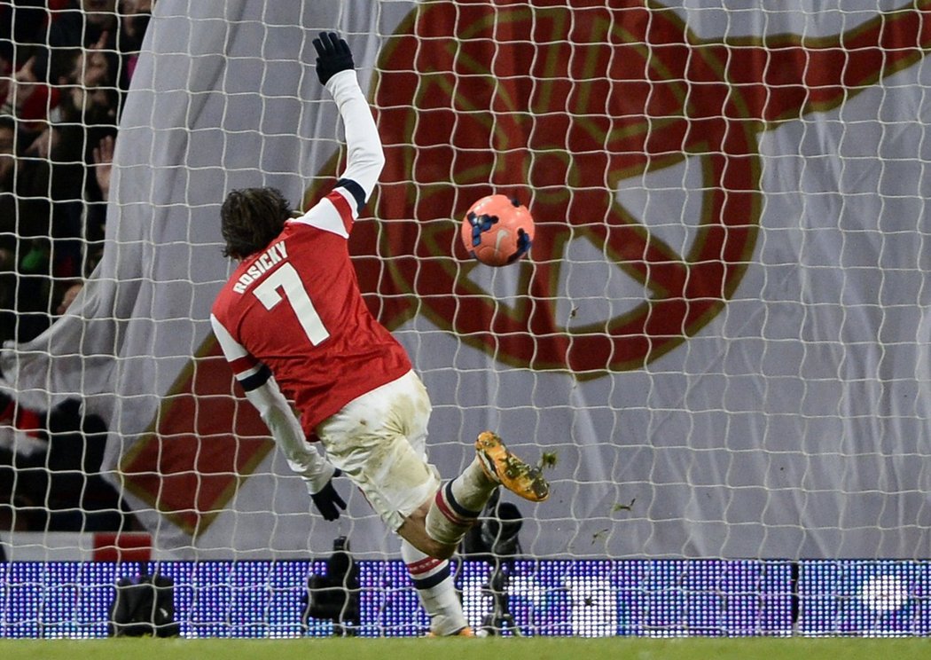 Tomáš Rosický po parádním sólu střílí gól do sítě Tottenhamu