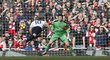 Brankář Petr Čech s Arsenalem remizovali v londýnském derby proti Tottenhamu 1:1