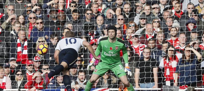 Brankář Petr Čech s Arsenalem remizovali v londýnském derby proti Tottenhamu 1:1