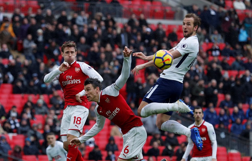 Harry Kane střílí hlavou gól do sítě Arsenalu