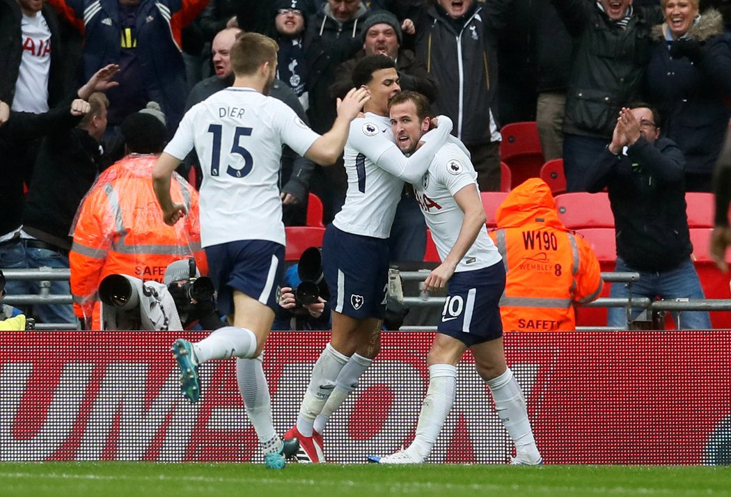 Fotbalisté Tottenhamu slaví branku proti Arsenalu
