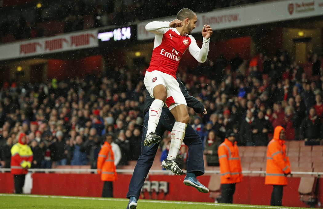 Theo Walcott si oslavu vítězství nenechal ujít. Parťáka Mertesackera nahradil fanoušek.