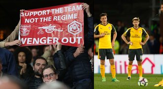 Arsenal v depresi! Fanoušci nechtěli vrátit míč, nadávky zněly i u autobusu