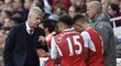 Trenér Arsenalu Arséne Wenger udílí pokyny svým hráčům v zápase se Swansea