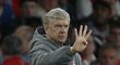 Trenér Arsenalu Arséne Wenger ukazuje, kolikátý potřebuje jeho klub skončit v lize