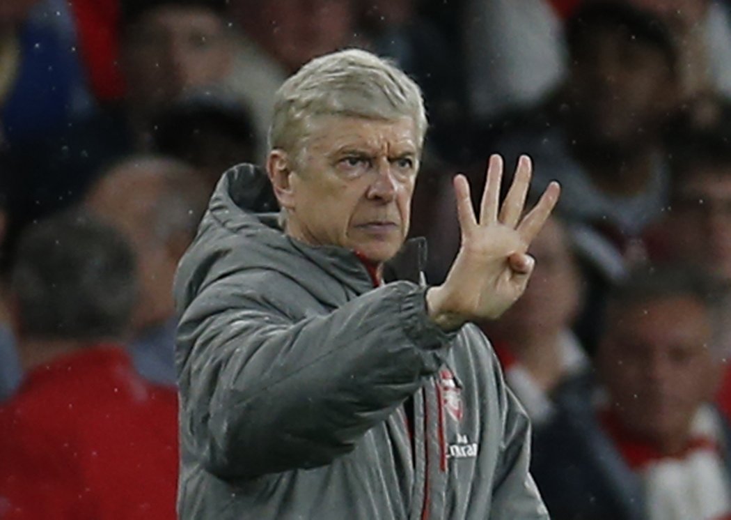 Trenér Arsenalu Arséne Wenger ukazuje, kolikátý potřebuje jeho klub skončit v lize