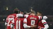 Fotbalisté Arsenalu se radují z branky do sítě Southamptonu