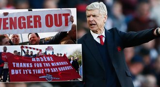 Wenger VEN! Fanoušci Arsenalu protestovali, trenérovi ironicky zpívali