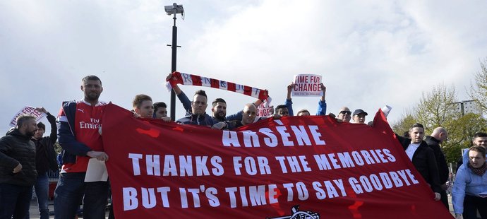 Fanoušci Arsenalu jsou v závěru pro smích, z mistrovského titulu zase není nic. I když plány byly velké. Chtějí proto, aby v klubu skončil manažer Wenger.