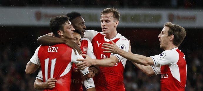 Hráči Arsenalu se radují z druhého gólu
