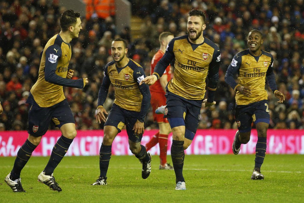 Arsenal se raduje z gólu do sítě Liverpoolu.