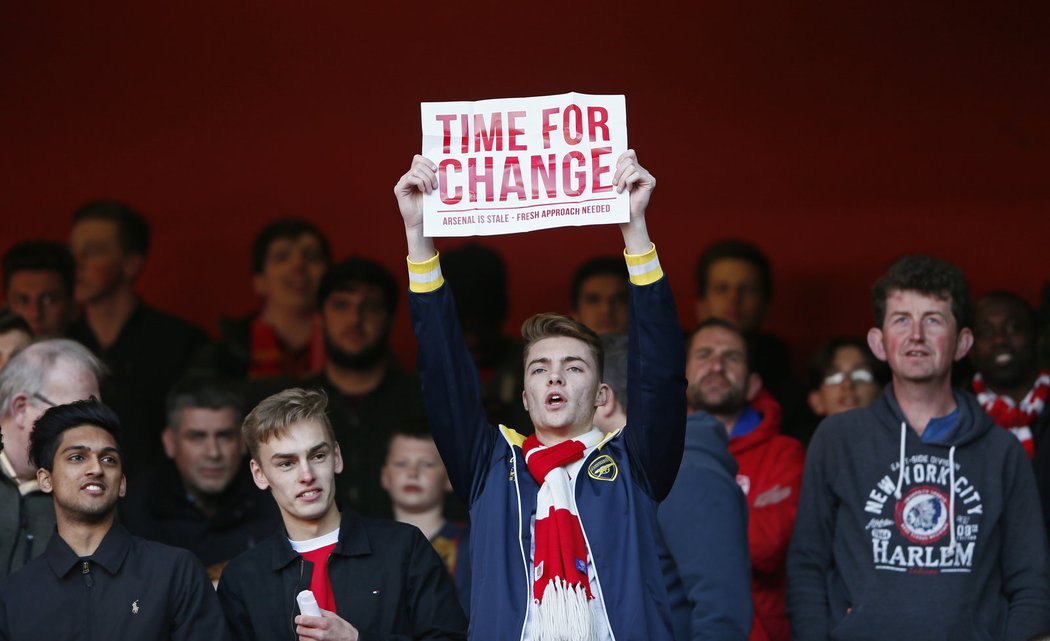 Fanoušci Arsenalu dali najevo nespokojenost s výsledky Arsenalu. O titulu si mohou opět nechat jen zdát. Řada z nich se nechala slyšet, že by měl skončit manažer Wenger.