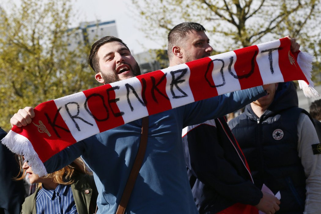 Fanoušci Arsenalu dali najevo nespokojenost s výsledky Arsenalu. O titulu si mohou opět nechat jen zdát. Změna by měla přijít i ve vedení klubu.