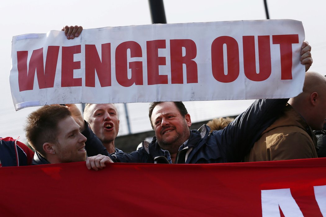 Přání fanouška Arsenalu je jasné: Manažer wenger by měl v klubu skončit.