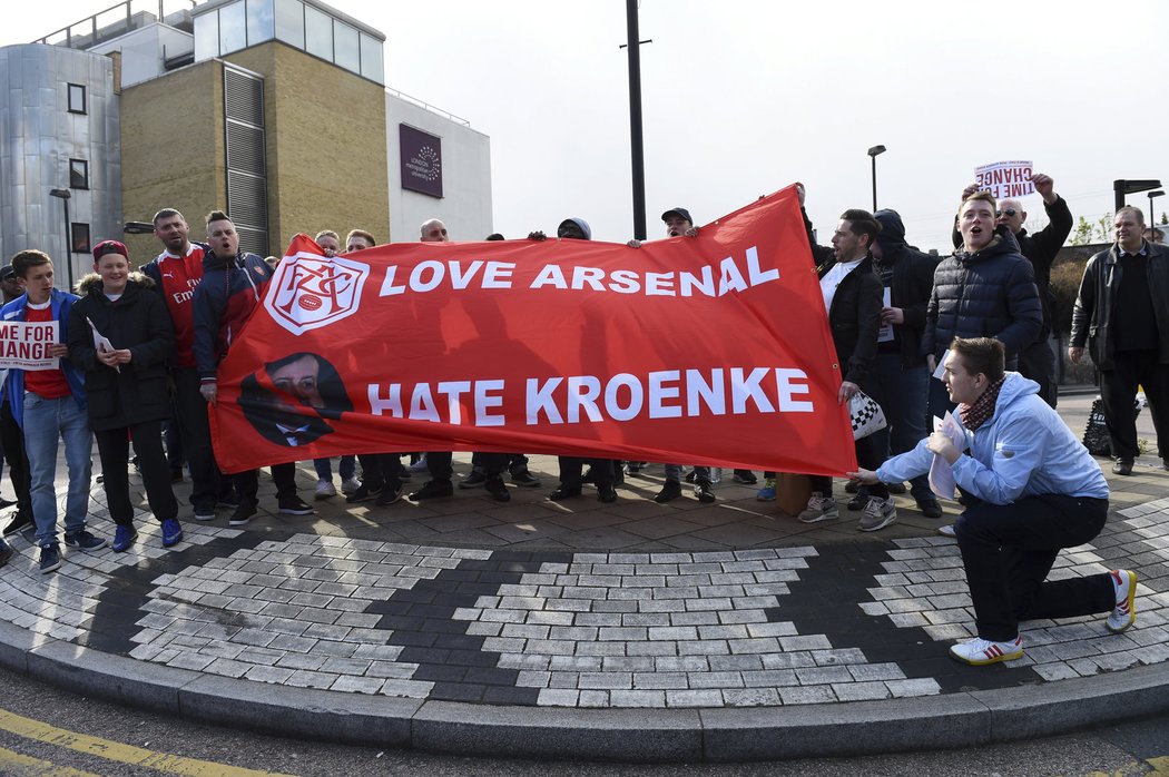 Věrní fanoušci Arsenalu vědí, že sezona měla dopadnout jinak. Chtějí změnu - na místě manažera i ve vedení klubu.