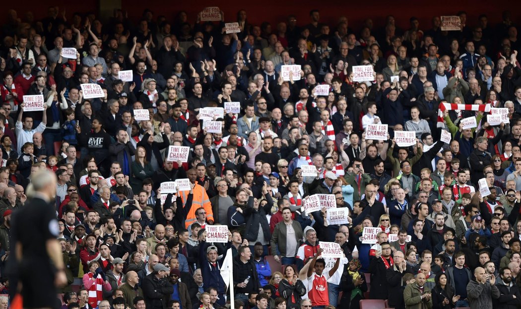 Fanoušci Arsenalu jsou v závěru pro smích, z mistrovského titulu zase není nic. I když plány byly velké. Chtějí proto, aby v klubu skončil manažer Wenger.