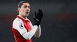 Obránce Arsenalu Hector Bellerín děkuje fanouškům po utkání v Brightonu