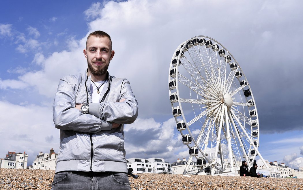 Jiří Skalák pózuje u obřího ruského kola na pláží v Brightonu