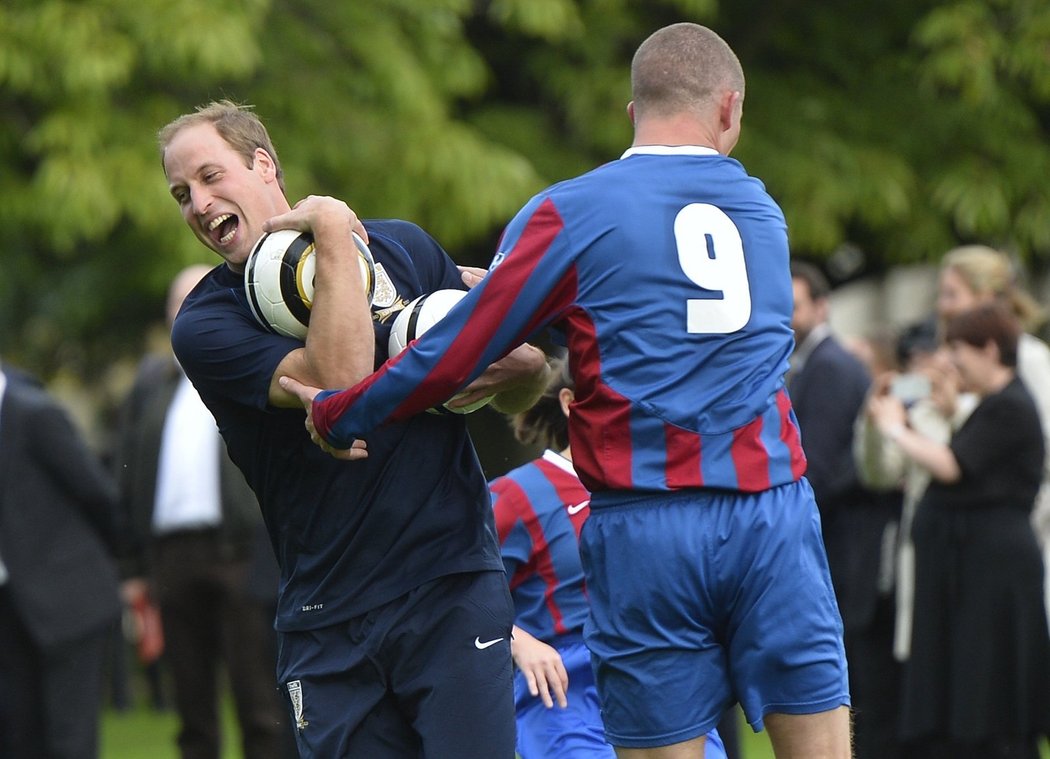 Princ William se při fotbalovém dni v Buckinghamském paláci zapojil i do tréninku a užil si při tom spoustu legrace