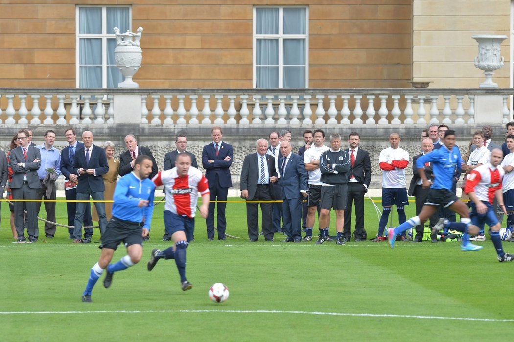 Britská fotbalová generalita spolu s princem Williamem sleduje zápas amatérské ligy, který se v rámci oslav 150. výročí založení FA konal za Buckinghamským palácem
