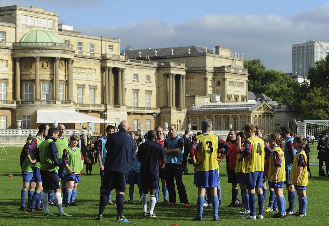 Buckinghamský palác zažil už ledacos, fotbalový zápas a trénink s princem Williamem ale ještě ne